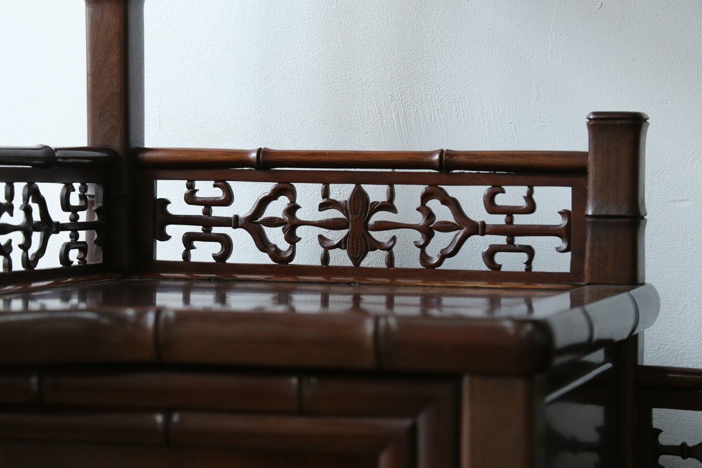 和製ビンテージ　紫檀(シタン)材　優雅な花鳥図の彫刻と上品な透かし彫りが目を引く飾り棚(茶棚、違い棚、収納棚、戸棚、ヴィンテージ)(定価約140万円)(R-077844)