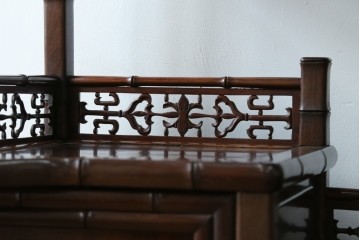 和製ビンテージ　紫檀(シタン)材　優雅な花鳥図の彫刻と上品な透かし彫りが目を引く飾り棚(茶棚、違い棚、収納棚、戸棚、ヴィンテージ)(定価約140万円)(R-077844)