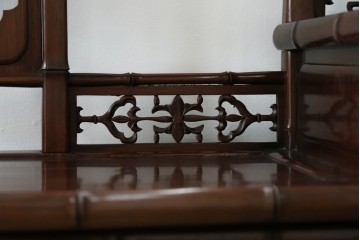 和製ビンテージ　紫檀(シタン)材　優雅な花鳥図の彫刻と上品な透かし彫りが目を引く飾り棚(茶棚、違い棚、収納棚、戸棚、ヴィンテージ)(定価約140万円)(R-077844)