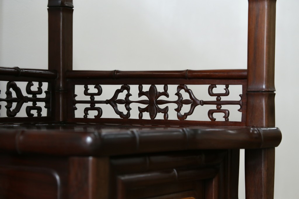 和製ビンテージ　紫檀(シタン)材　優雅な花鳥図の彫刻と上品な透かし彫りが目を引く飾り棚(茶棚、違い棚、収納棚、戸棚、ヴィンテージ)(定価約140万円)(R-077844)