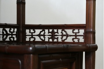 和製ビンテージ　紫檀(シタン)材　優雅な花鳥図の彫刻と上品な透かし彫りが目を引く飾り棚(茶棚、違い棚、収納棚、戸棚、ヴィンテージ)(定価約140万円)(R-077844)