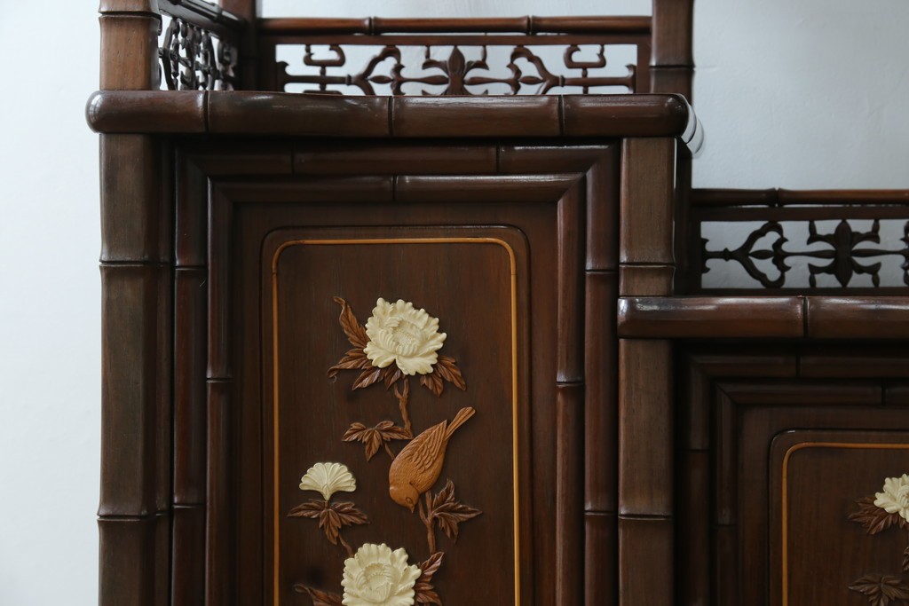 和製ビンテージ　紫檀(シタン)材　優雅な花鳥図の彫刻と上品な透かし彫りが目を引く飾り棚(茶棚、違い棚、収納棚、戸棚、ヴィンテージ)(定価約140万円)(R-077844)