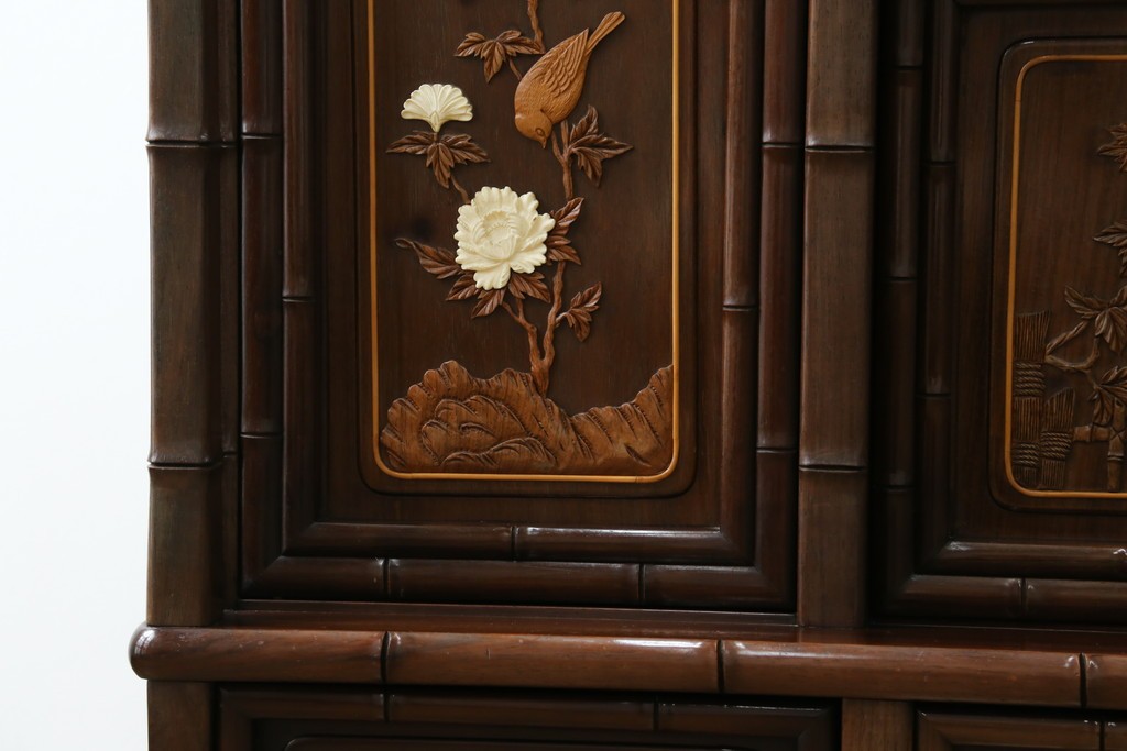 和製ビンテージ　紫檀(シタン)材　優雅な花鳥図の彫刻と上品な透かし彫りが目を引く飾り棚(茶棚、違い棚、収納棚、戸棚、ヴィンテージ)(定価約140万円)(R-077844)