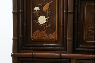 和製ビンテージ　紫檀(シタン)材　優雅な花鳥図の彫刻と上品な透かし彫りが目を引く飾り棚(茶棚、違い棚、収納棚、戸棚、ヴィンテージ)(定価約140万円)(R-077844)