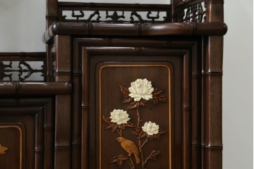 和製ビンテージ　紫檀(シタン)材　優雅な花鳥図の彫刻と上品な透かし彫りが目を引く飾り棚(茶棚、違い棚、収納棚、戸棚、ヴィンテージ)(定価約140万円)(R-077844)