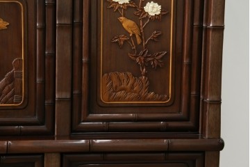 和製ビンテージ　紫檀(シタン)材　優雅な花鳥図の彫刻と上品な透かし彫りが目を引く飾り棚(茶棚、違い棚、収納棚、戸棚、ヴィンテージ)(定価約140万円)(R-077844)