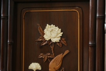 和製ビンテージ　紫檀(シタン)材　優雅な花鳥図の彫刻と上品な透かし彫りが目を引く飾り棚(茶棚、違い棚、収納棚、戸棚、ヴィンテージ)(定価約140万円)(R-077844)