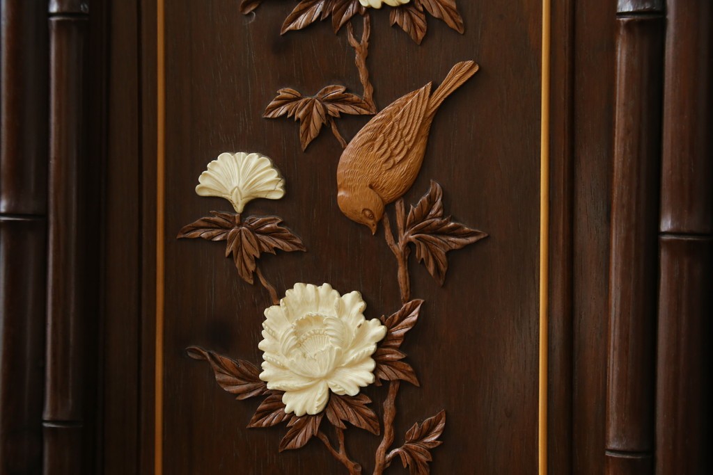 和製ビンテージ　紫檀(シタン)材　優雅な花鳥図の彫刻と上品な透かし彫りが目を引く飾り棚(茶棚、違い棚、収納棚、戸棚、ヴィンテージ)(定価約140万円)(R-077844)