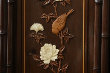 和製ビンテージ　紫檀(シタン)材　優雅な花鳥図の彫刻と上品な透かし彫りが目を引く飾り棚(茶棚、違い棚、収納棚、戸棚、ヴィンテージ)(定価約140万円)(R-077844)