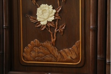 和製ビンテージ　紫檀(シタン)材　優雅な花鳥図の彫刻と上品な透かし彫りが目を引く飾り棚(茶棚、違い棚、収納棚、戸棚、ヴィンテージ)(定価約140万円)(R-077844)