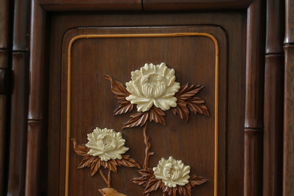 和製ビンテージ　紫檀(シタン)材　優雅な花鳥図の彫刻と上品な透かし彫りが目を引く飾り棚(茶棚、違い棚、収納棚、戸棚、ヴィンテージ)(定価約140万円)(R-077844)