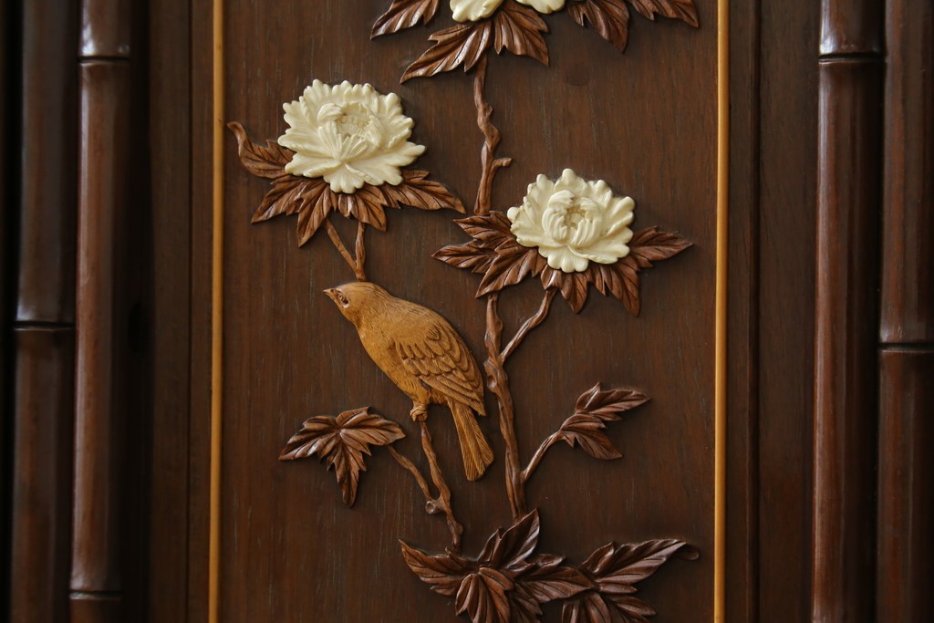 和製ビンテージ　紫檀(シタン)材　優雅な花鳥図の彫刻と上品な透かし彫りが目を引く飾り棚(茶棚、違い棚、収納棚、戸棚、ヴィンテージ)(定価約140万円)(R-077844)