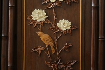 和製ビンテージ　紫檀(シタン)材　優雅な花鳥図の彫刻と上品な透かし彫りが目を引く飾り棚(茶棚、違い棚、収納棚、戸棚、ヴィンテージ)(定価約140万円)(R-077844)