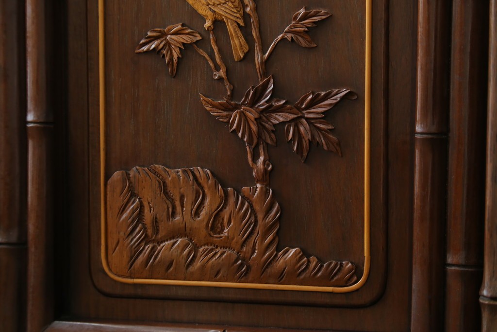 和製ビンテージ　紫檀(シタン)材　優雅な花鳥図の彫刻と上品な透かし彫りが目を引く飾り棚(茶棚、違い棚、収納棚、戸棚、ヴィンテージ)(定価約140万円)(R-077844)