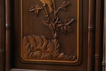 和製ビンテージ　紫檀(シタン)材　優雅な花鳥図の彫刻と上品な透かし彫りが目を引く飾り棚(茶棚、違い棚、収納棚、戸棚、ヴィンテージ)(定価約140万円)(R-077844)