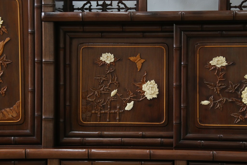 和製ビンテージ　紫檀(シタン)材　優雅な花鳥図の彫刻と上品な透かし彫りが目を引く飾り棚(茶棚、違い棚、収納棚、戸棚、ヴィンテージ)(定価約140万円)(R-077844)