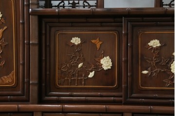 和製ビンテージ　紫檀(シタン)材　優雅な花鳥図の彫刻と上品な透かし彫りが目を引く飾り棚(茶棚、違い棚、収納棚、戸棚、ヴィンテージ)(定価約140万円)(R-077844)