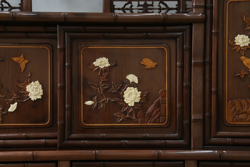 和製ビンテージ　紫檀(シタン)材　優雅な花鳥図の彫刻と上品な透かし彫りが目を引く飾り棚(茶棚、違い棚、収納棚、戸棚、ヴィンテージ)(定価約140万円)(R-077844)