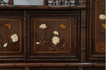 和製ビンテージ　紫檀(シタン)材　優雅な花鳥図の彫刻と上品な透かし彫りが目を引く飾り棚(茶棚、違い棚、収納棚、戸棚、ヴィンテージ)(定価約140万円)(R-077844)