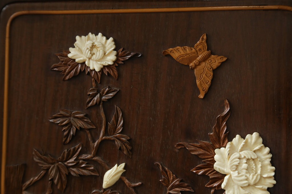 和製ビンテージ　紫檀(シタン)材　優雅な花鳥図の彫刻と上品な透かし彫りが目を引く飾り棚(茶棚、違い棚、収納棚、戸棚、ヴィンテージ)(定価約140万円)(R-077844)