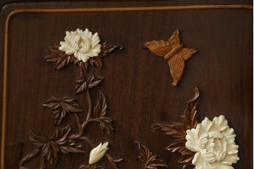 和製ビンテージ　紫檀(シタン)材　優雅な花鳥図の彫刻と上品な透かし彫りが目を引く飾り棚(茶棚、違い棚、収納棚、戸棚、ヴィンテージ)(定価約140万円)(R-077844)