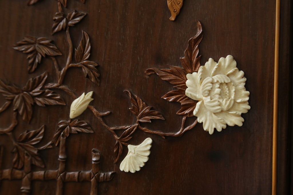 和製ビンテージ　紫檀(シタン)材　優雅な花鳥図の彫刻と上品な透かし彫りが目を引く飾り棚(茶棚、違い棚、収納棚、戸棚、ヴィンテージ)(定価約140万円)(R-077844)