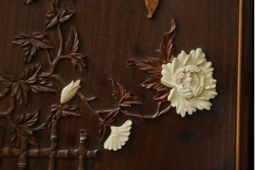 和製ビンテージ　紫檀(シタン)材　優雅な花鳥図の彫刻と上品な透かし彫りが目を引く飾り棚(茶棚、違い棚、収納棚、戸棚、ヴィンテージ)(定価約140万円)(R-077844)