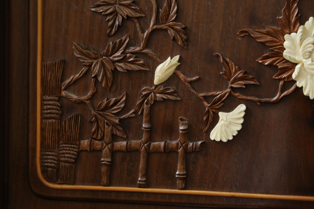 和製ビンテージ　紫檀(シタン)材　優雅な花鳥図の彫刻と上品な透かし彫りが目を引く飾り棚(茶棚、違い棚、収納棚、戸棚、ヴィンテージ)(定価約140万円)(R-077844)