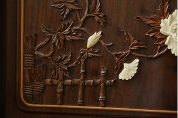 和製ビンテージ　紫檀(シタン)材　優雅な花鳥図の彫刻と上品な透かし彫りが目を引く飾り棚(茶棚、違い棚、収納棚、戸棚、ヴィンテージ)(定価約140万円)(R-077844)