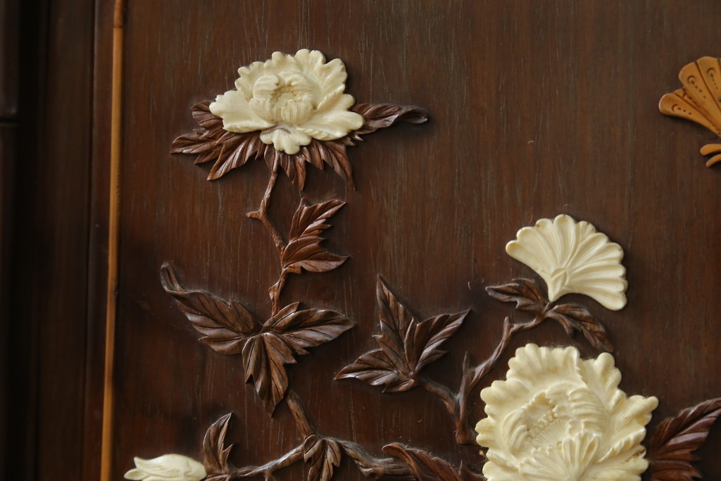 和製ビンテージ　紫檀(シタン)材　優雅な花鳥図の彫刻と上品な透かし彫りが目を引く飾り棚(茶棚、違い棚、収納棚、戸棚、ヴィンテージ)(定価約140万円)(R-077844)