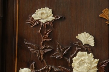 和製ビンテージ　紫檀(シタン)材　優雅な花鳥図の彫刻と上品な透かし彫りが目を引く飾り棚(茶棚、違い棚、収納棚、戸棚、ヴィンテージ)(定価約140万円)(R-077844)