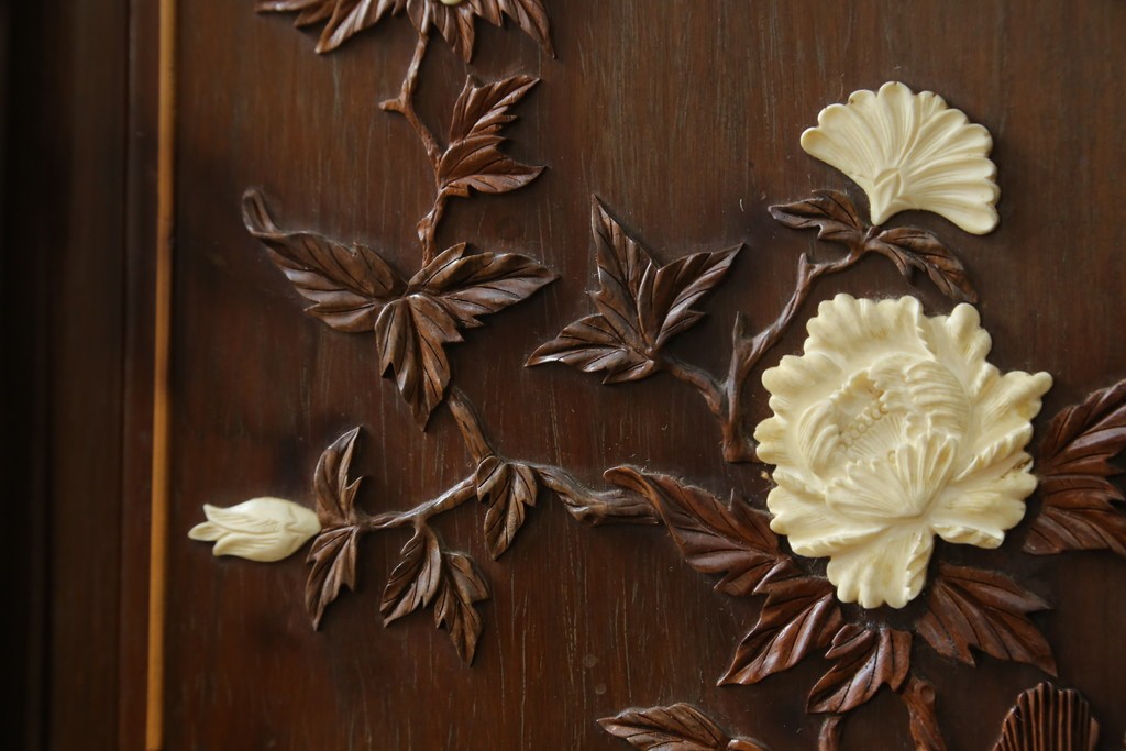 和製ビンテージ　紫檀(シタン)材　優雅な花鳥図の彫刻と上品な透かし彫りが目を引く飾り棚(茶棚、違い棚、収納棚、戸棚、ヴィンテージ)(定価約140万円)(R-077844)