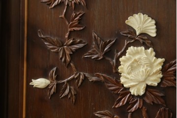 和製ビンテージ　紫檀(シタン)材　優雅な花鳥図の彫刻と上品な透かし彫りが目を引く飾り棚(茶棚、違い棚、収納棚、戸棚、ヴィンテージ)(定価約140万円)(R-077844)