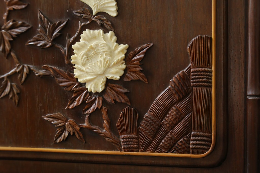 和製ビンテージ　紫檀(シタン)材　優雅な花鳥図の彫刻と上品な透かし彫りが目を引く飾り棚(茶棚、違い棚、収納棚、戸棚、ヴィンテージ)(定価約140万円)(R-077844)