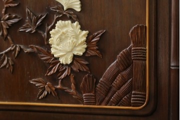 和製ビンテージ　紫檀(シタン)材　優雅な花鳥図の彫刻と上品な透かし彫りが目を引く飾り棚(茶棚、違い棚、収納棚、戸棚、ヴィンテージ)(定価約140万円)(R-077844)