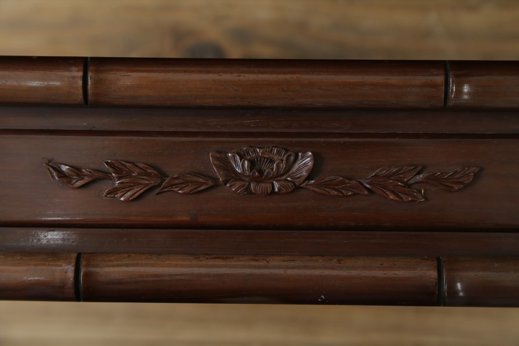 和製ビンテージ　紫檀(シタン)材　優雅な花鳥図の彫刻と上品な透かし彫りが目を引く飾り棚(茶棚、違い棚、収納棚、戸棚、ヴィンテージ)(定価約140万円)(R-077844)