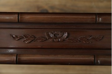 和製ビンテージ　紫檀(シタン)材　優雅な花鳥図の彫刻と上品な透かし彫りが目を引く飾り棚(茶棚、違い棚、収納棚、戸棚、ヴィンテージ)(定価約140万円)(R-077844)