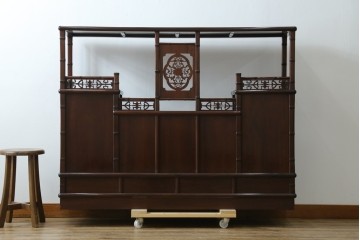 和製ビンテージ　紫檀(シタン)材　優雅な花鳥図の彫刻と上品な透かし彫りが目を引く飾り棚(茶棚、違い棚、収納棚、戸棚、ヴィンテージ)(定価約140万円)(R-077844)