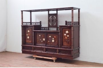 和製ビンテージ　紫檀(シタン)材　優雅な花鳥図の彫刻と上品な透かし彫りが目を引く飾り棚(茶棚、違い棚、収納棚、戸棚、ヴィンテージ)(定価約140万円)(R-077844)
