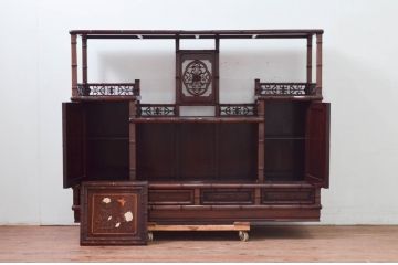 和製ビンテージ　紫檀(シタン)材　優雅な花鳥図の彫刻と上品な透かし彫りが目を引く飾り棚(茶棚、違い棚、収納棚、戸棚、ヴィンテージ)(定価約140万円)(R-077844)