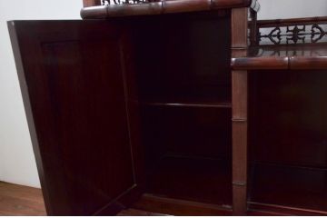 和製ビンテージ　紫檀(シタン)材　優雅な花鳥図の彫刻と上品な透かし彫りが目を引く飾り棚(茶棚、違い棚、収納棚、戸棚、ヴィンテージ)(定価約140万円)(R-077844)