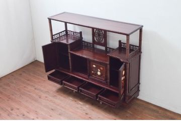 和製ビンテージ　紫檀(シタン)材　優雅な花鳥図の彫刻と上品な透かし彫りが目を引く飾り棚(茶棚、違い棚、収納棚、戸棚、ヴィンテージ)(定価約140万円)(R-077844)