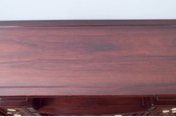 和製ビンテージ　紫檀(シタン)材　優雅な花鳥図の彫刻と上品な透かし彫りが目を引く飾り棚(茶棚、違い棚、収納棚、戸棚、ヴィンテージ)(定価約140万円)(R-077844)