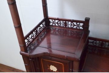 和製ビンテージ　紫檀(シタン)材　優雅な花鳥図の彫刻と上品な透かし彫りが目を引く飾り棚(茶棚、違い棚、収納棚、戸棚、ヴィンテージ)(定価約140万円)(R-077844)