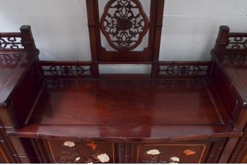 和製ビンテージ　紫檀(シタン)材　優雅な花鳥図の彫刻と上品な透かし彫りが目を引く飾り棚(茶棚、違い棚、収納棚、戸棚、ヴィンテージ)(定価約140万円)(R-077844)