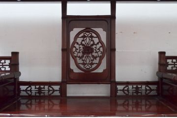 和製ビンテージ　紫檀(シタン)材　優雅な花鳥図の彫刻と上品な透かし彫りが目を引く飾り棚(茶棚、違い棚、収納棚、戸棚、ヴィンテージ)(定価約140万円)(R-077844)