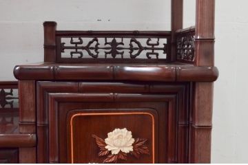 和製ビンテージ　紫檀(シタン)材　優雅な花鳥図の彫刻と上品な透かし彫りが目を引く飾り棚(茶棚、違い棚、収納棚、戸棚、ヴィンテージ)(定価約140万円)(R-077844)