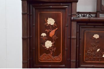 和製ビンテージ　紫檀(シタン)材　優雅な花鳥図の彫刻と上品な透かし彫りが目を引く飾り棚(茶棚、違い棚、収納棚、戸棚、ヴィンテージ)(定価約140万円)(R-077844)