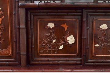和製ビンテージ　紫檀(シタン)材　優雅な花鳥図の彫刻と上品な透かし彫りが目を引く飾り棚(茶棚、違い棚、収納棚、戸棚、ヴィンテージ)(定価約140万円)(R-077844)