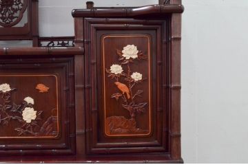 和製ビンテージ　紫檀(シタン)材　優雅な花鳥図の彫刻と上品な透かし彫りが目を引く飾り棚(茶棚、違い棚、収納棚、戸棚、ヴィンテージ)(定価約140万円)(R-077844)